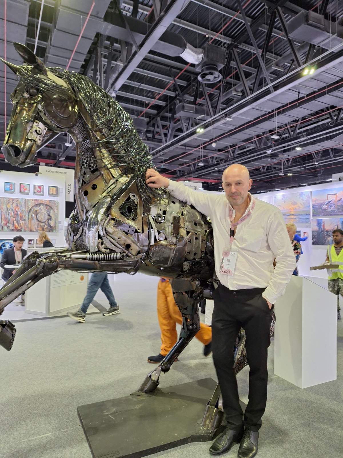 Иван Сабрутов - арт експедиция в Дубай снимка със статуя