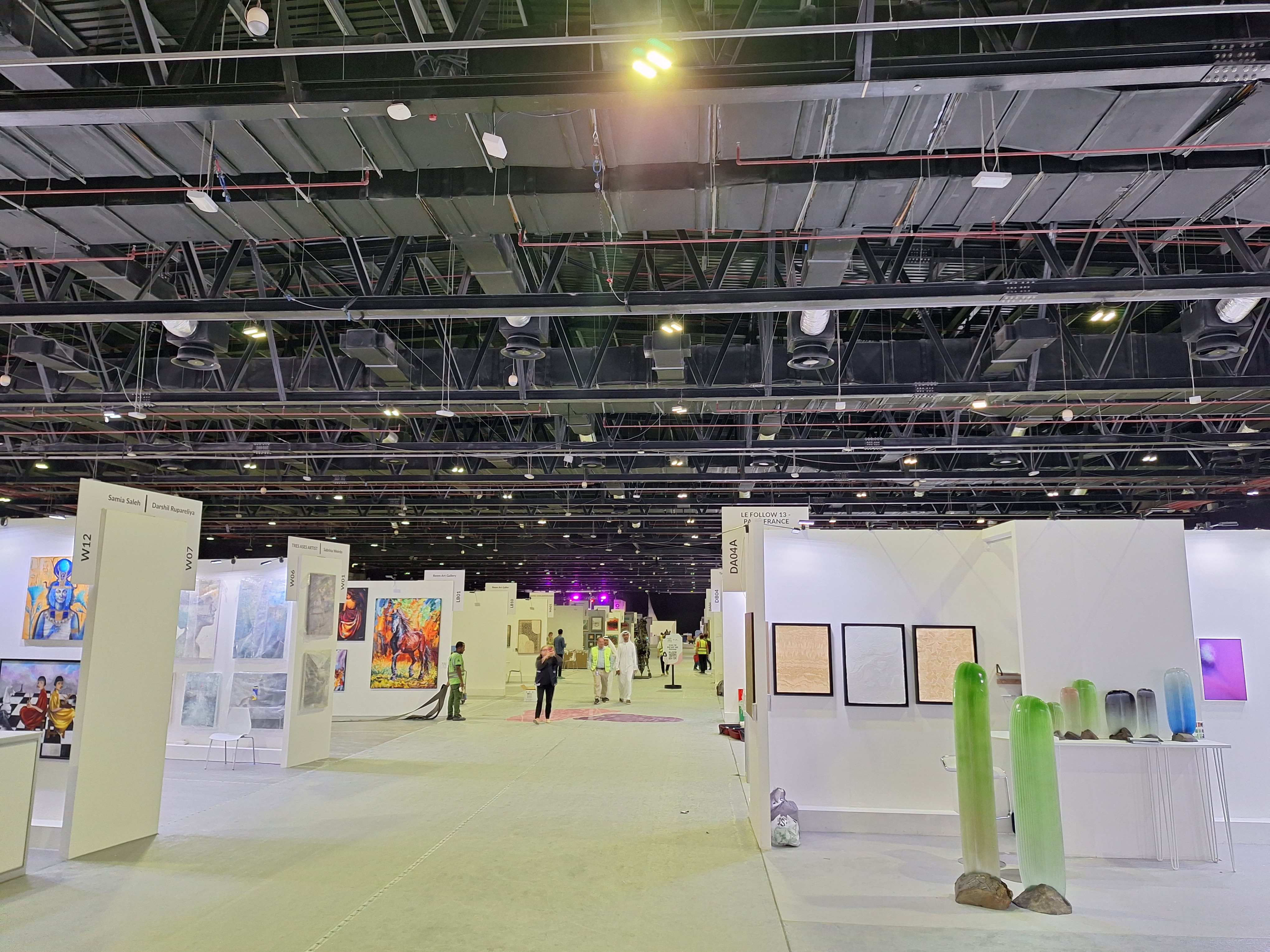 Иван Сабрутов - арт експедиция в Дубай снимка на залата