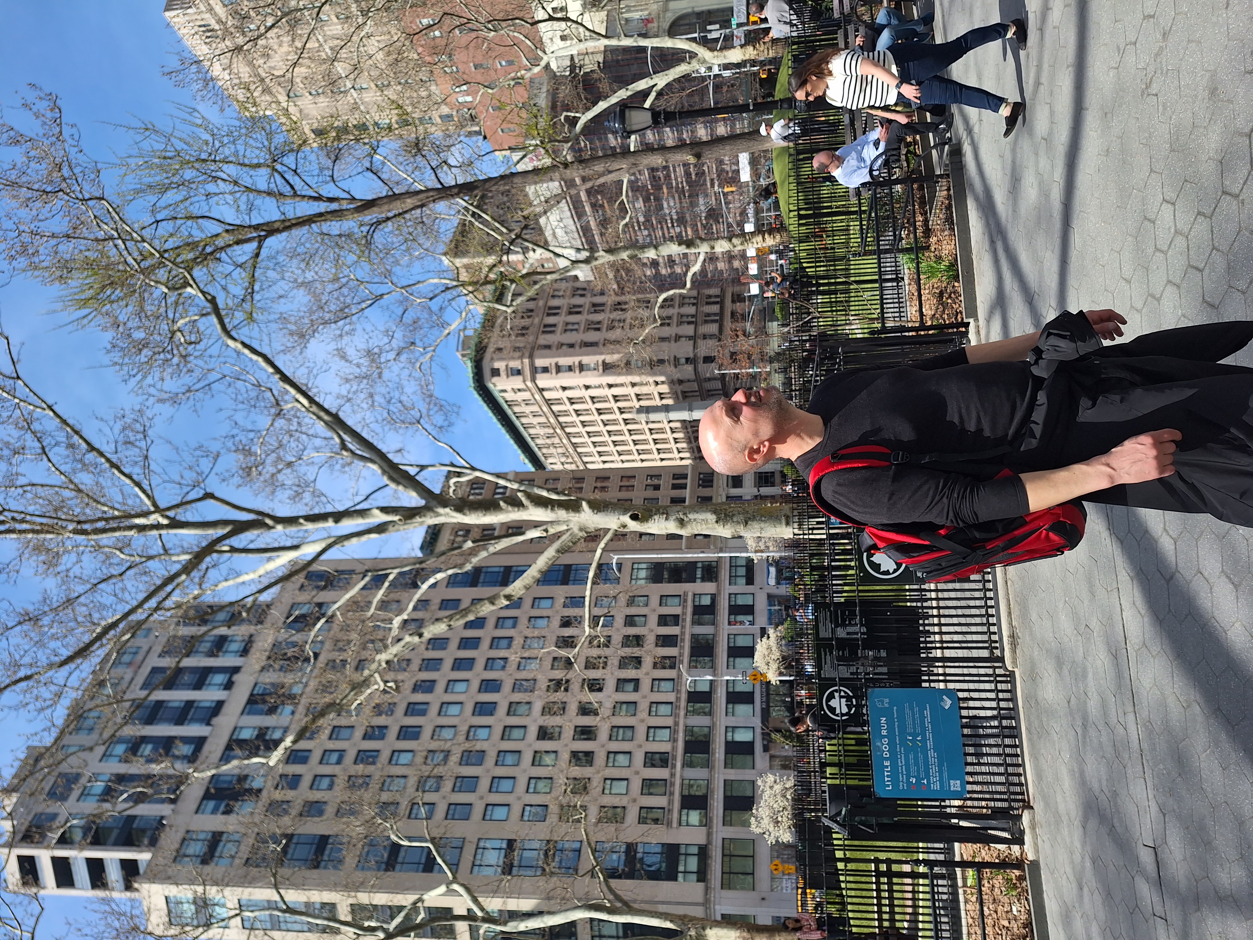 Иван Сабрутов в Ню-Йорк отвън.